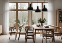 Gezellige Scandinavische eetkamer met houten meubels en natuurlijk licht